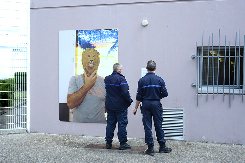 Arnaud Théval "Histoire animale de la prison" (2023) centre de détention de Bourg-en-Bresse. Tirage sur dibon format 150 x 220 cm.