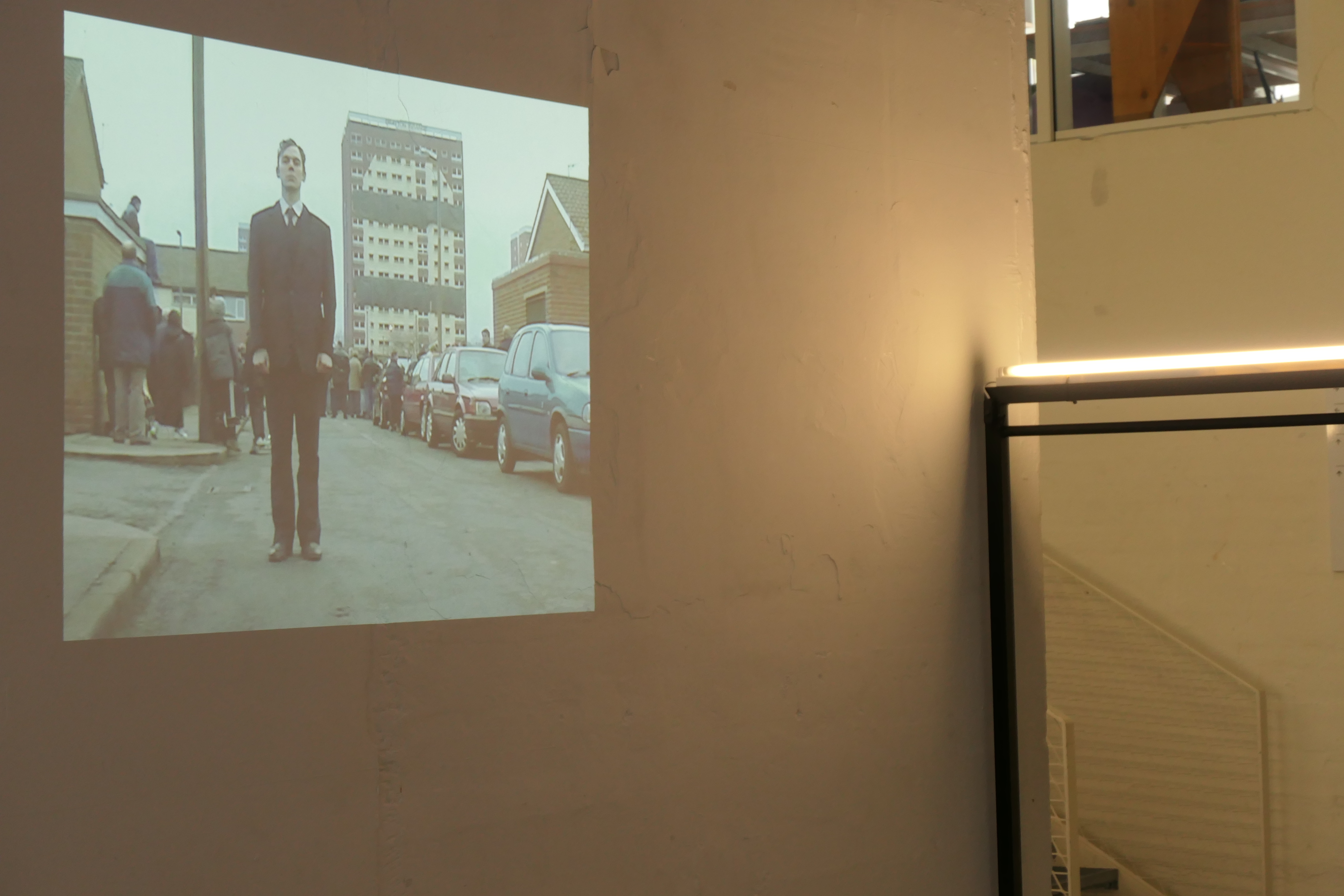 Atelier AAA, exposition au 308, maison de l'architecture, oeuvres d'Alexander Costello All You Need to Know Right Now (1),  2001 Vidéo couleur, sonore 8’29&quot; Collection Frac Nouvelle-Aquitaine MÉCA © Alexander Costello