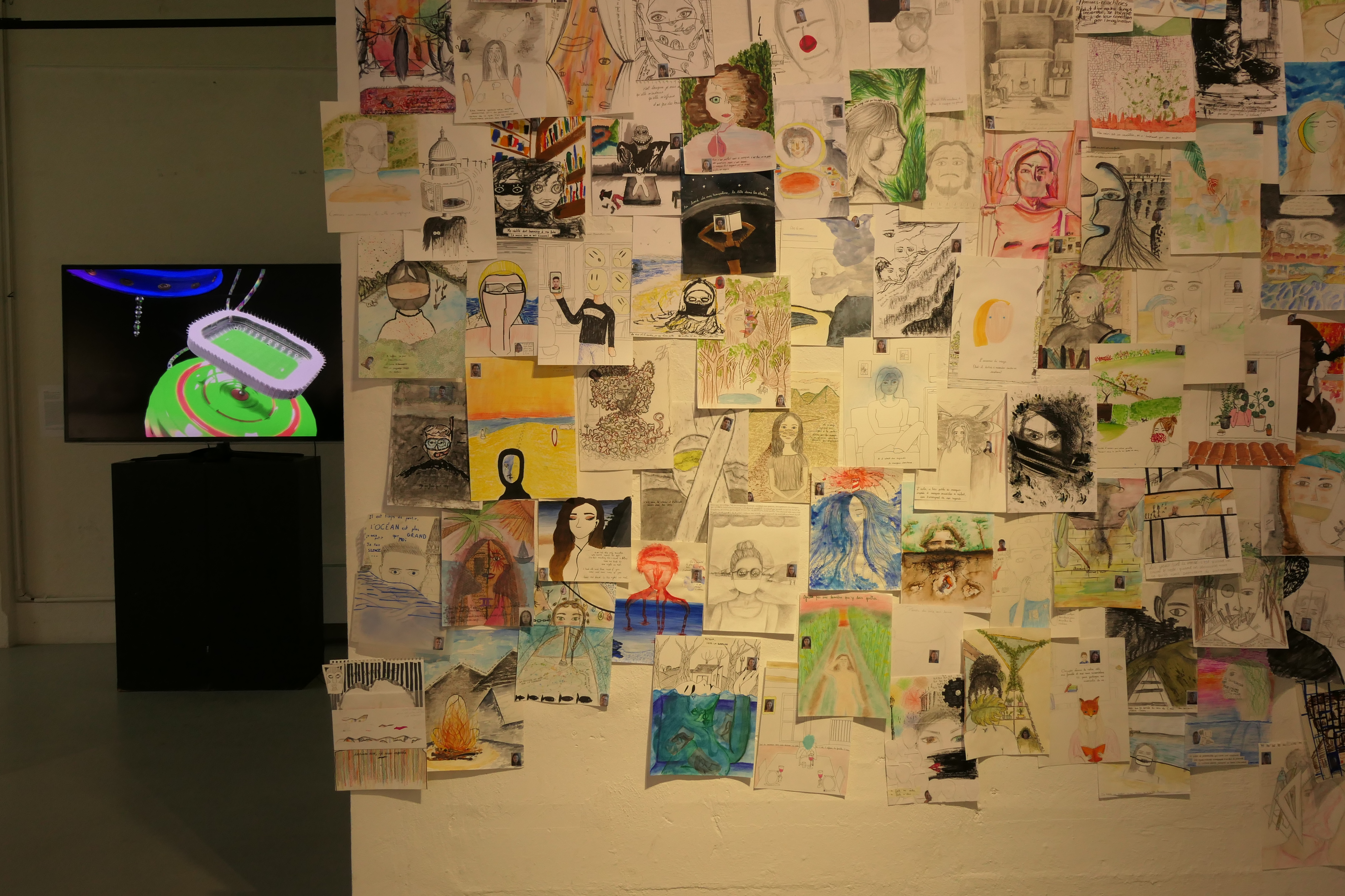 Atelier AAA, exposition au 308, maison de l'architecture, créations des étudiant.es &quot;Derrière le masque&quot; et  Sara Sadik Mercato, 2018 De l’ensemble  Le monde chico,  2018 Vidéo couleur, sonore  3’02'' Collection Frac Nouvelle-Aquitaine MÉCA © Sara Sadik