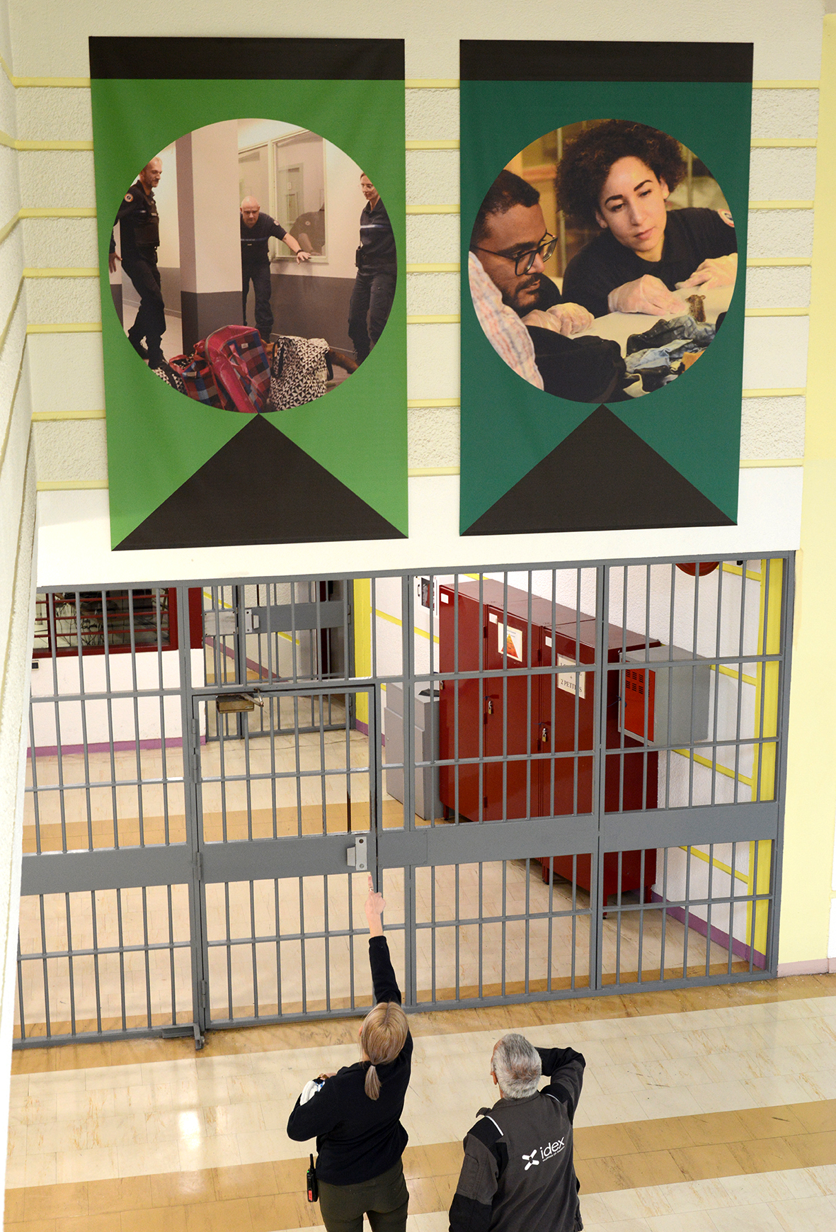 Arnaud Théval "Histoire animale de la prison" (2024) centre pénitentiaire de Villefranche-sur-Saône Six tirages sur bâche, format 160 cm x 260 cm 2024