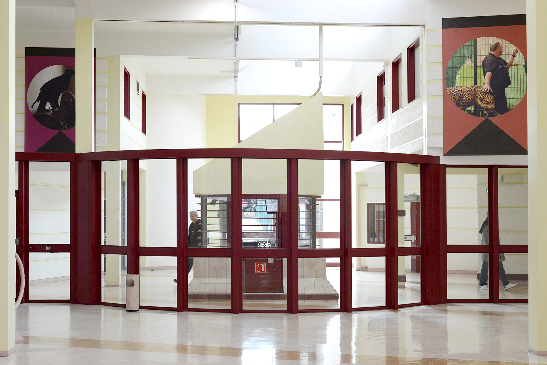 Arnaud Théval "Histoire animale de la prison" (2024) centre pénitentiaire de Villefranche-sur-Saône. Six tirages sur bâche, format 160 cm x 260 cm.