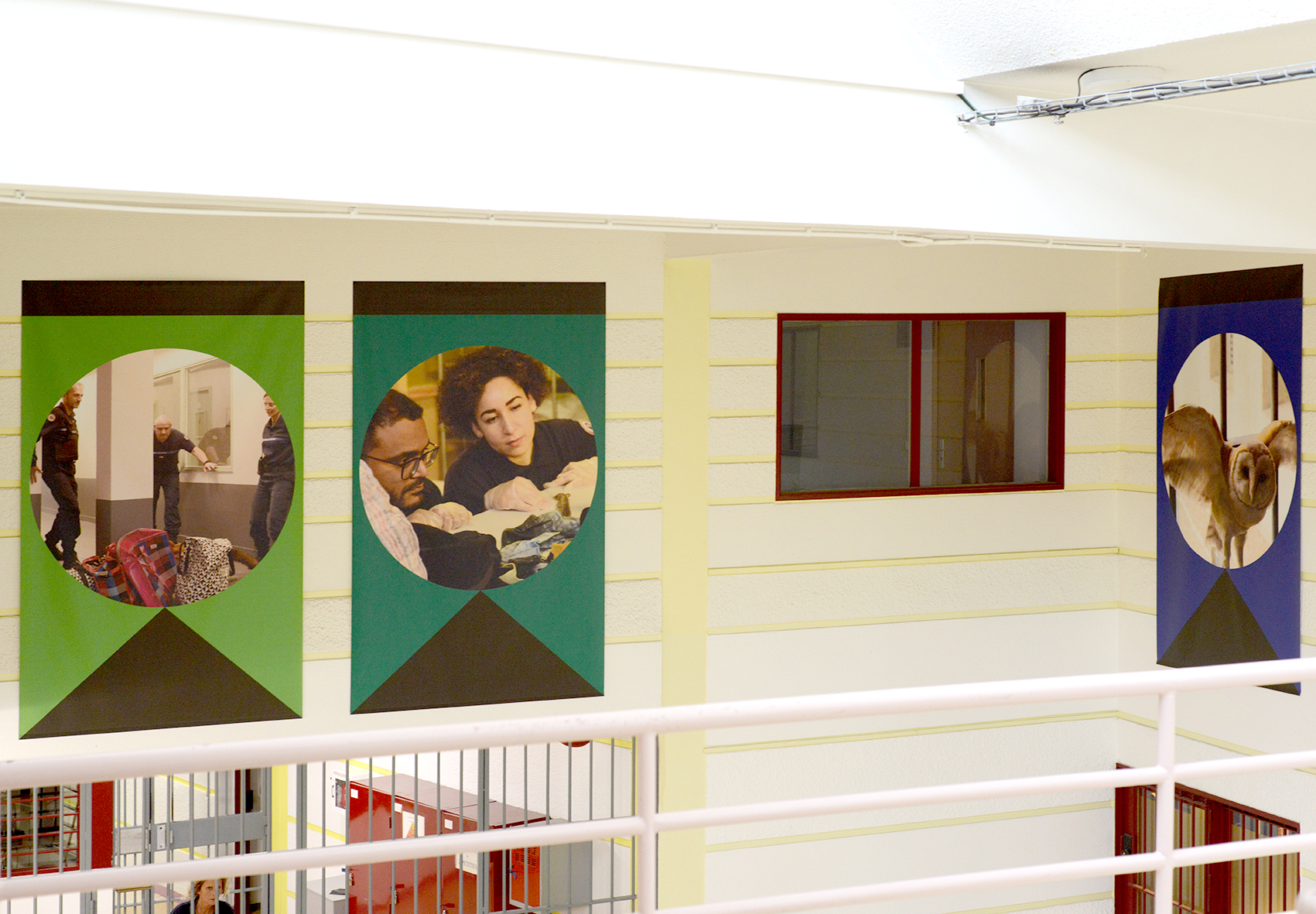 Arnaud Théval "Histoire animale de la prison" (2024) centre pénitentiaire de Villefranche-sur-Saône. Six tirages sur bâche, format 160 cm x 260 cm.