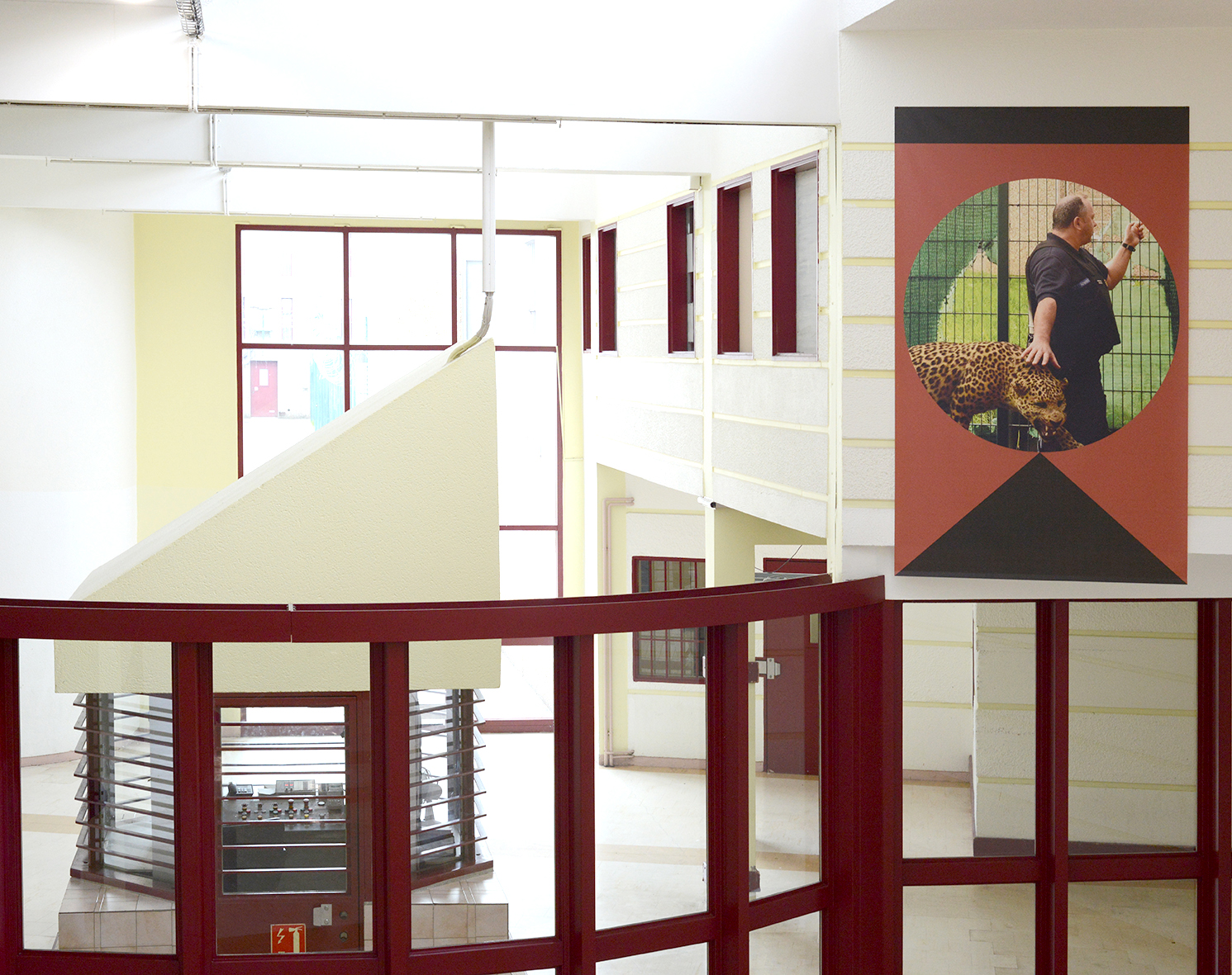 Arnaud Théval "Histoire animale de la prison" (2024) centre pénitentiaire de Villefranche-sur-Saône. Six tirages sur bâche, format 160 cm x 260 cm.