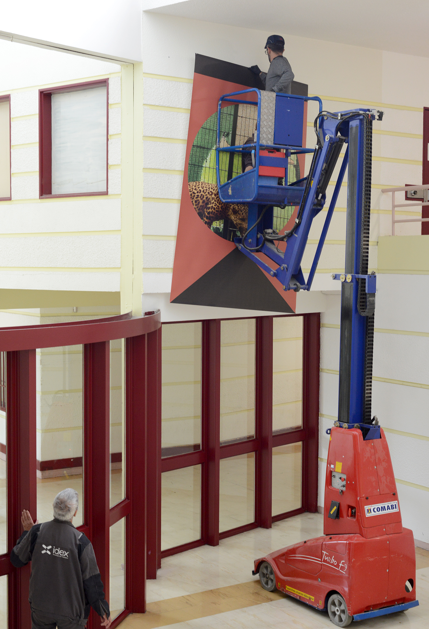 Arnaud Théval "Histoire animale de la prison" (2024) centre pénitentiaire de Villefranche-sur-Saône. Six tirages sur bâche, format 160 cm x 260 cm.