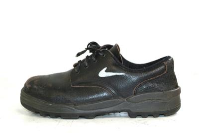 Arnaud Théval &quot;Moi le groupe, chaussure de sécurité&quot; (2005), format variable.