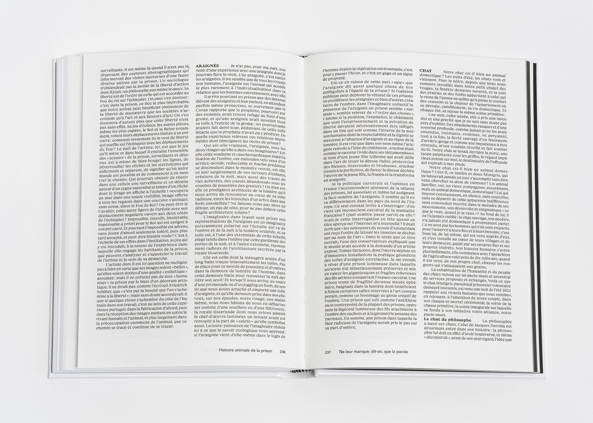 NE LEUR MANQUE, DIT-ON, QUE LA PAROLE. ESQUISSE D’UNE PHILOSOPHIE ANIMALE DE LA PRISON Alain Kerlan   L’animal en prison, une Philosophie animale de la prison ? Quelle idée ! L’animal n’est-il pas, dans l’ordre carcéral, celui qui n’y a pas sa place, l’exclu comme par principe de l’enfermement réservé aux êtres humains ? A-t-on jamais vu une détenue, un détenu, s’y présenter et y être incarcérés, leur chien de compagnie au bout d’une laisse, leur chat entre les bras, ou bien sagement installé dans sa petite niche de plastique à la portière grillagée soigneusement close ? Non, bien sûr, pas plus que le chien, mais l’histoire animale de la prison n’en raconte pas moins comment l’animal interdit d’entrée pèse de l’extérieur, par son exclusion même, sur la vie de la prison, comme il pesait sur la vie de cette détenue qui aurait peut-être cédé à la tentation du suicide si l’administration pénitentiaire, relayée par la bienveillance de quelque personnel, n’avait pris et tenu la promesse de prendre soin du chien compagnon abandonné, enfermé lui dans une autre solitude, exclu de « droit de visite » au parloir 6. Bel exemple, qu’un sociologue pourrait considérer, dans son langage savant, comme un par-fait exemple d’agentivité animale ! PRÉSENCES ANIMALES Il y aurait lieu de s’interroger sur cet allant de soi, sur cette évidence de l’articulation entre la privation de liberté et l’exclusion des animaux familiers de la communauté qu’ils formaient avec les hommes et les femmes avant que l’incarcération ne les en exclue, de se pencher sur les non-dits de cette évidence. On dira, certes, que ce n’est là que considération de bon sens, qu’une affaire de propreté, de salubrité, de santé publique. Oui, bien sûr. Mais une Philosophie animale de la prison pourrait bien jeter quelque doute sur la capacité de cette explication à épuiser la signification de cette exclusion, à fermer toutes les pistes qui s’ouvrent et se creusent dans ce croisement de la liberté et de l’animalité.