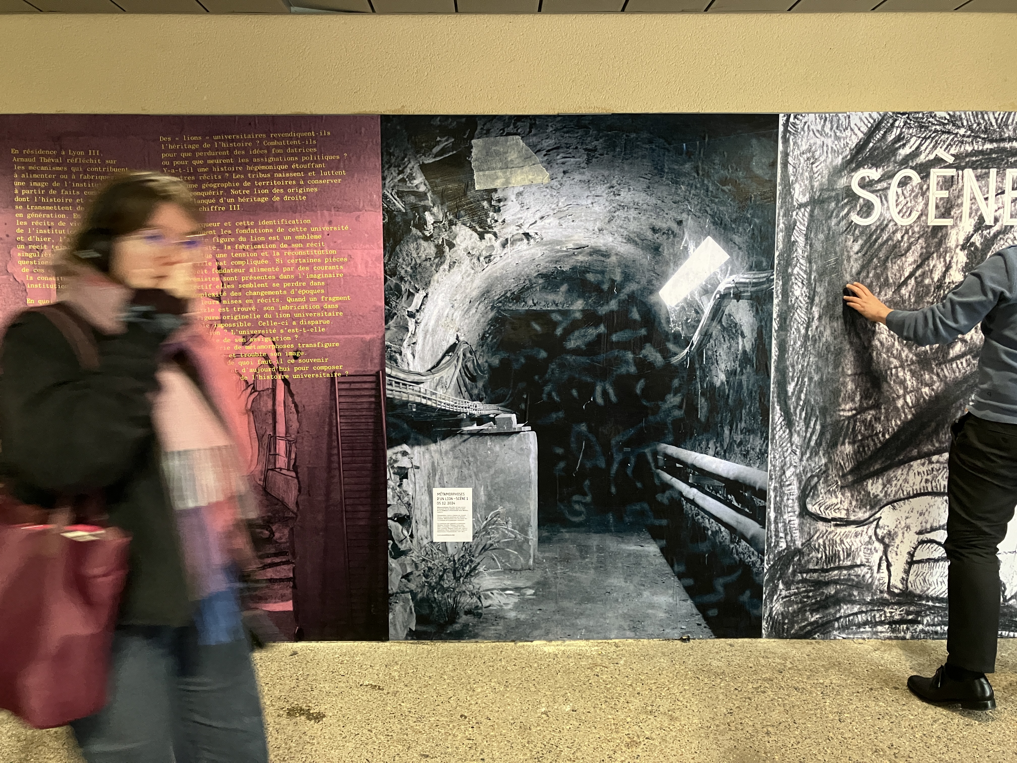 Arnaud Théval &quot;Métamorphoses d’un lion, scène 1&quot; (2024) photographies, textes et dessins par A.Théval. Conception graphique par Mathieu Tremblin. Université Jean Moulin, Lyon III.