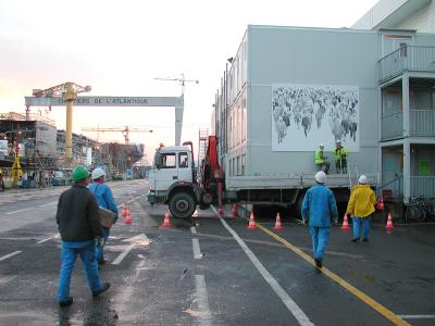Proximités (2001), détail des pièces installées dans les chantiers de l'Atlantique.