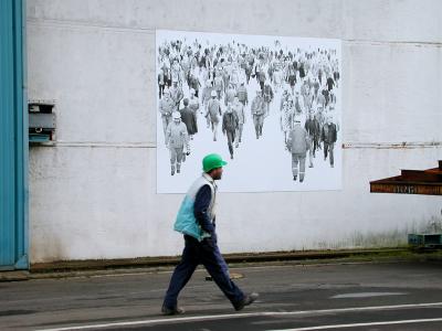 Proximités (2001), détail des pièces installées dans les chantiers de l'Atlantique.