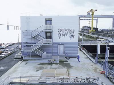 Proximités (2001), détail des pièces installées dans les chantiers de l'Atlantique.