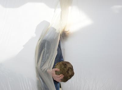 Arnaud Théval Jules et la pierre (2019) photographie format 100 x 135 cm.